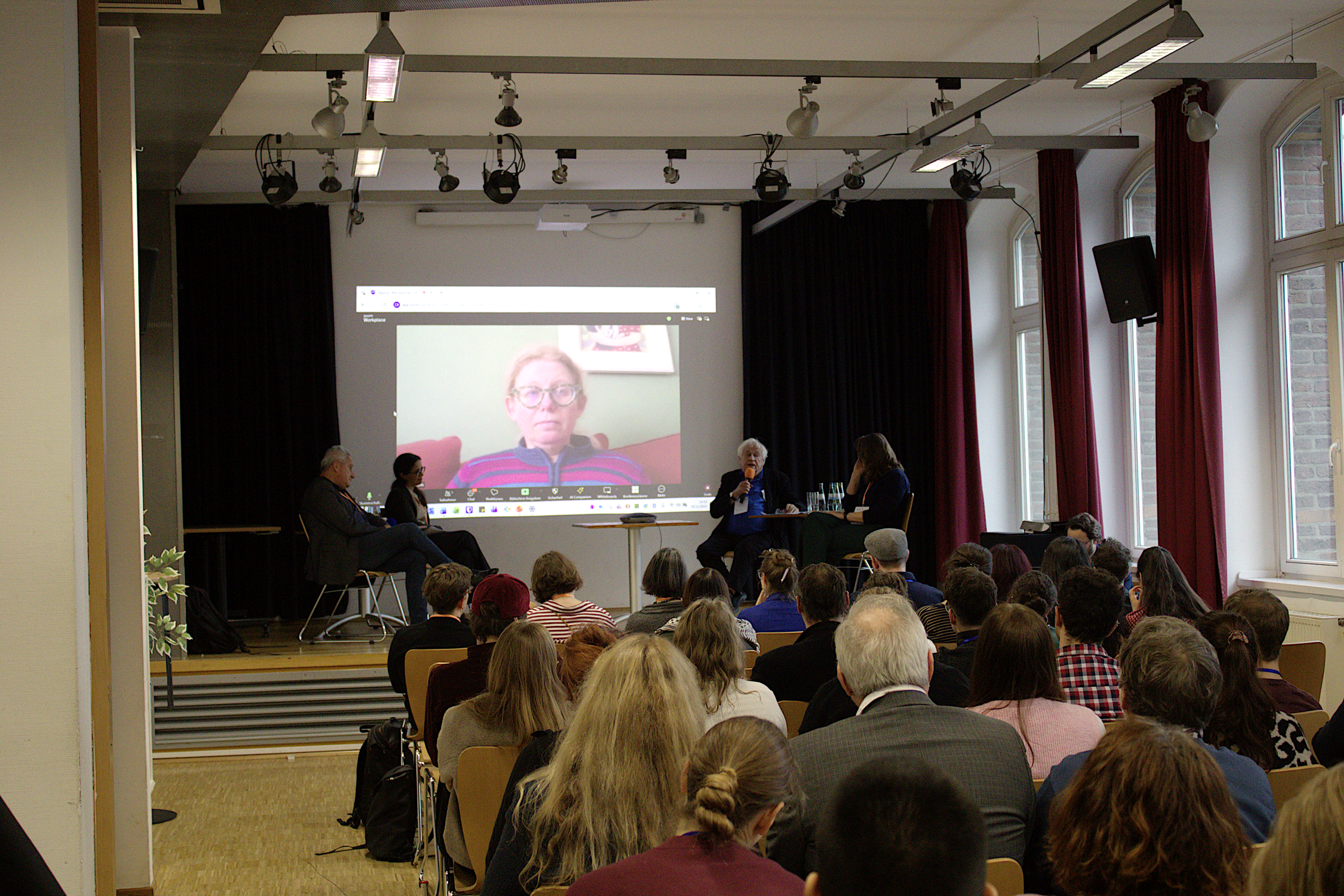 Auf der Bühne v.l.n.r.: Jens-Christian Wagner, Imen Ben Temelliste, Esra Özyürek (auf der Leinwand), Wolfgang Benz, Neta-Paulina Wagner