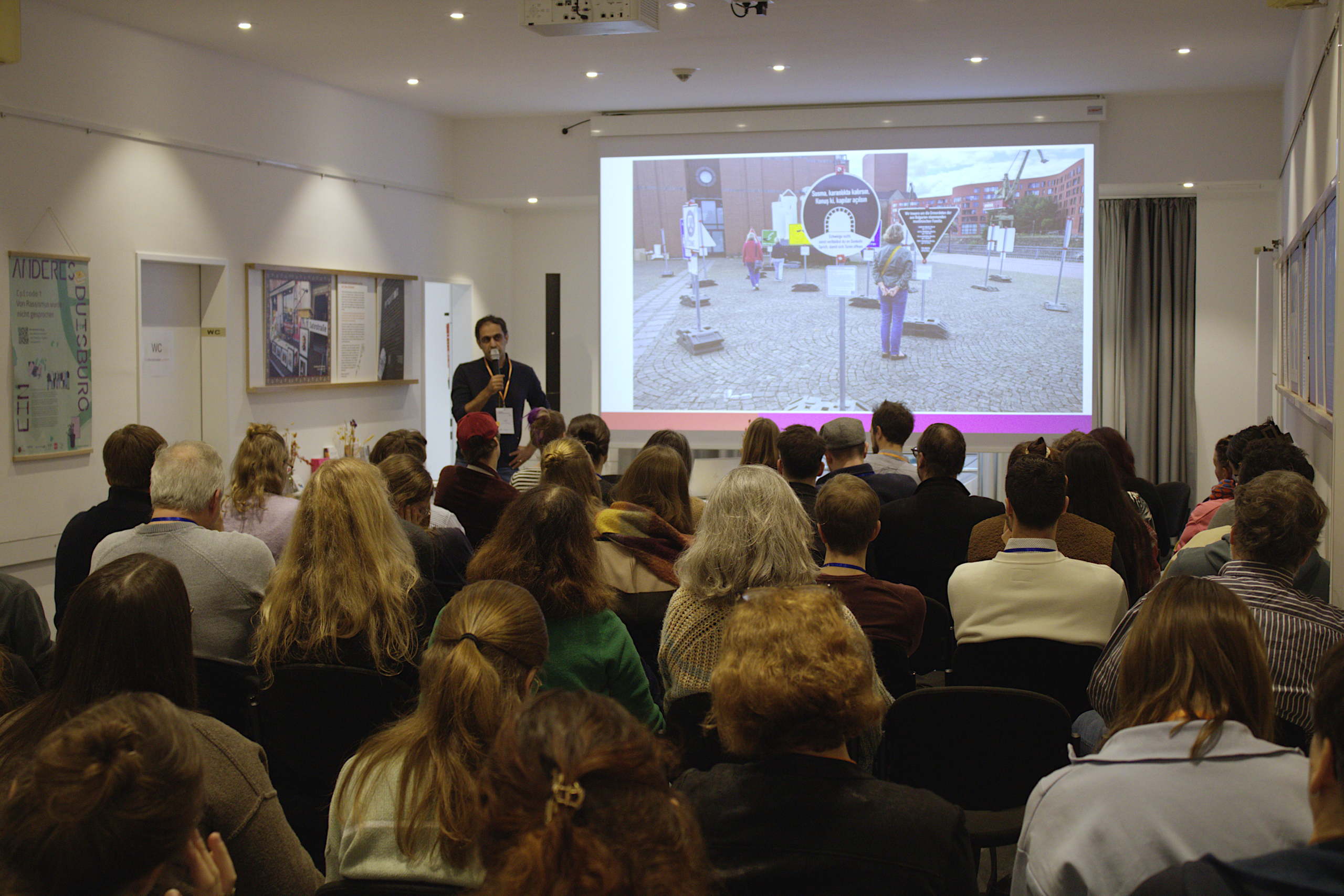 Ali Şirin vom ZfE hält einen Vortrag