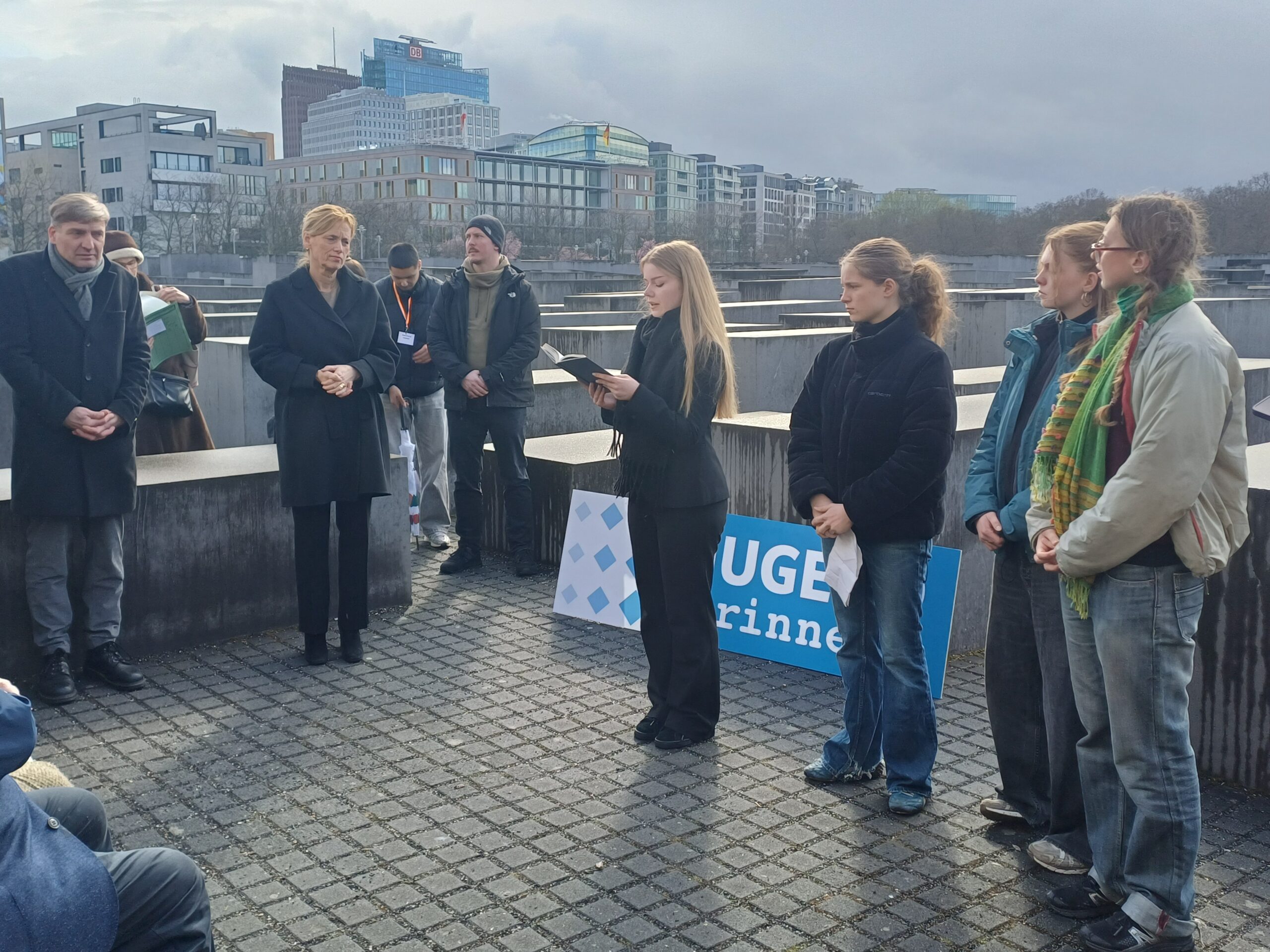 Die Jugendlichen tragen ein Gedicht bei der Gedenkveranstaltung vor.