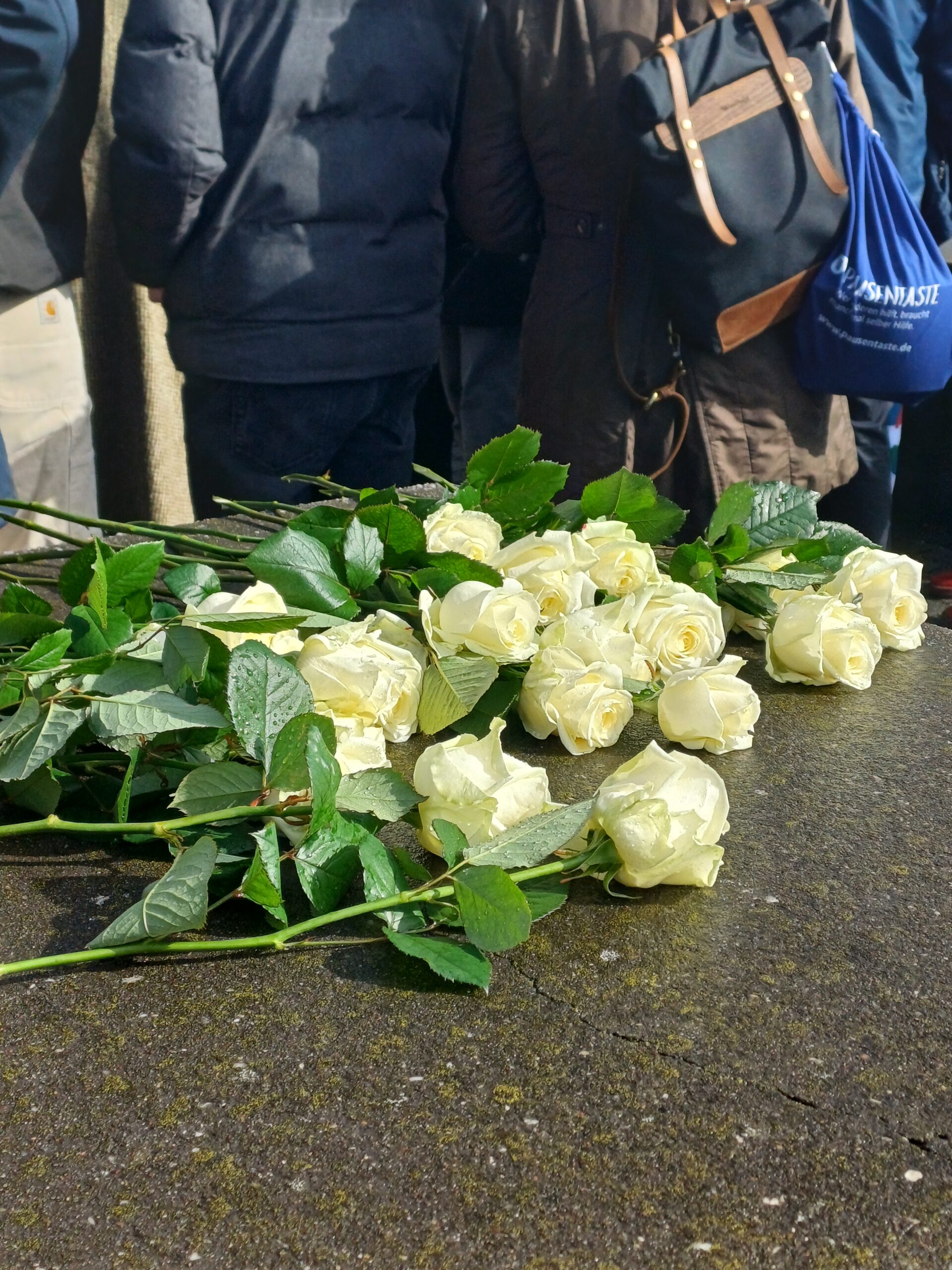 Für die Gedenkveranstaltung wurden weiße Rosen niedergelegt.