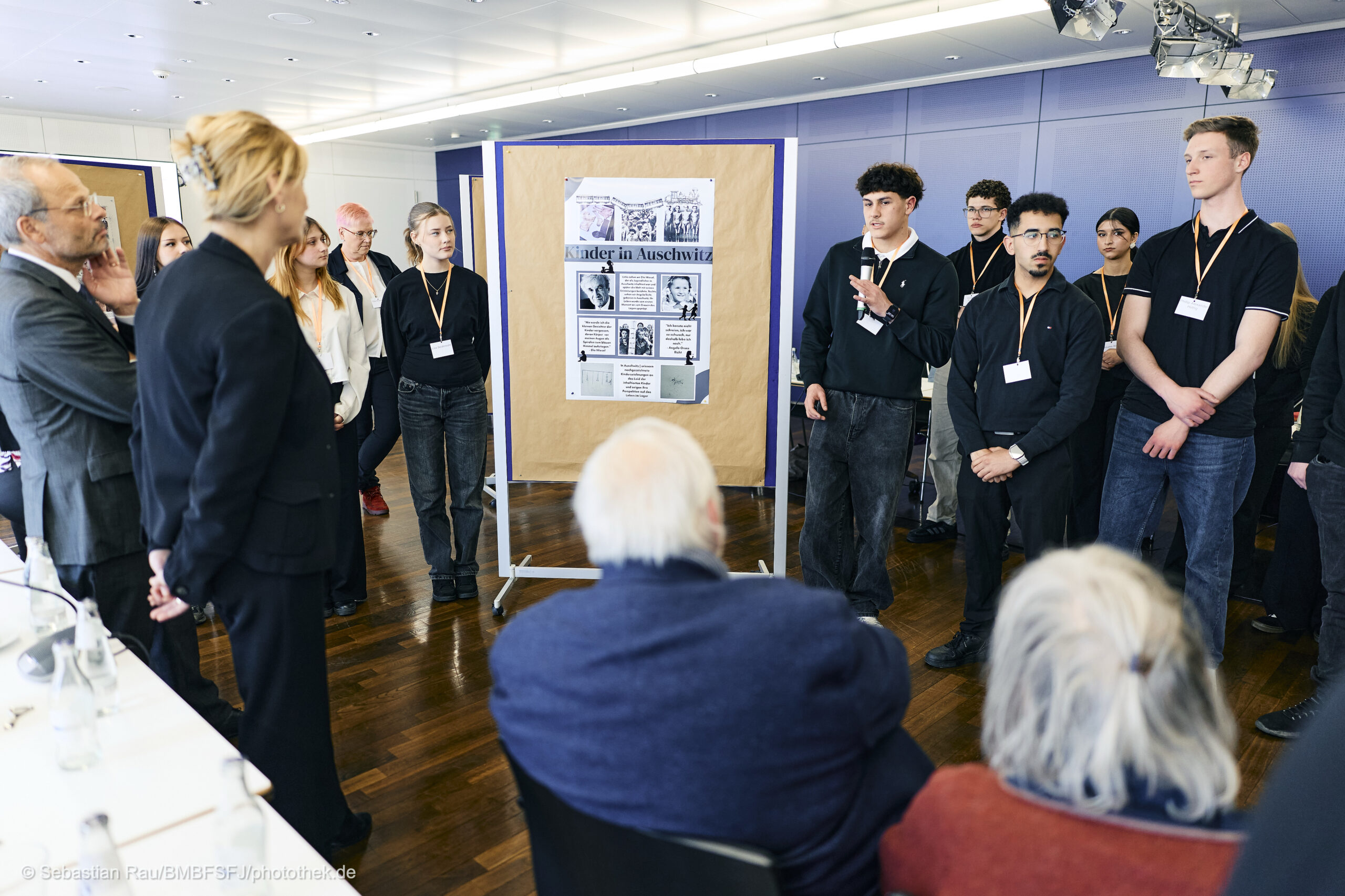 Die Jugendgruppe der IGS Gera fuhr März 2026 nach Auschwitz und berichten in Kleingruppen von den Themen, mit denen sie sich vor Ort beschäftigt haben. Karin Prien, Erich Bethe und Roswitha Bethe hören zu.