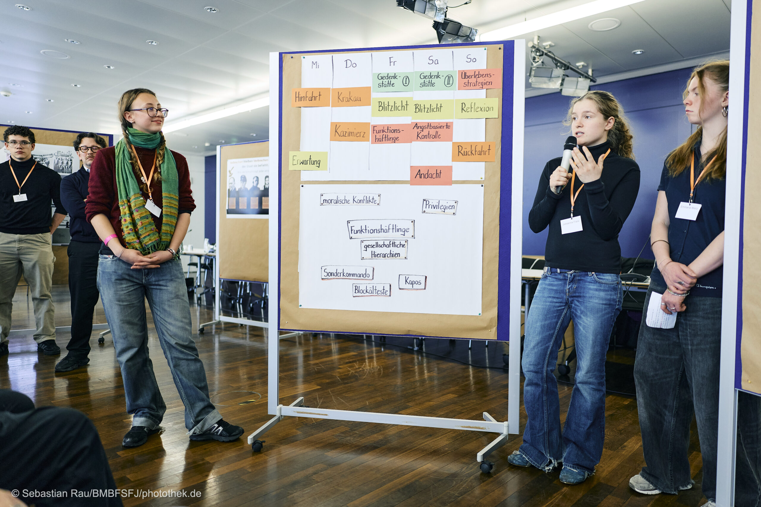 Jugendliche aus der KjG Berlin berichten anhand eines Plakats von ihrer Gedenkstättenfahrt nach Auschwitz im September 2025.